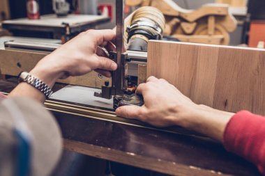 Marangozluk atölyesi - fabrika makinesinin çalışmasına hazırlık - kesicinin yüksekliğini ayarlamak