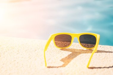 Tatil rezervasyon sezonunun başlangıcı - deniz tatil beldesi gezisi - yaz tatili - plajda güneş gözlüğü