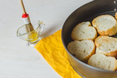 Avokado ile evde sandviç yapmak - İtalyan geleneksel bruschetta - sağlıklı organik gıda
