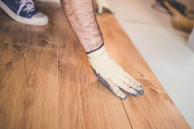 Profesyonel zemin döşeme - ahşap desenli yeni bir kaplama döşeme