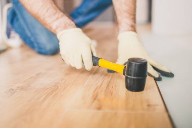 Profesyonel zemin döşeme - ahşap desenli yeni bir kaplama döşeme