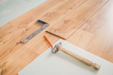 Döşeme işleminde yere araç gereçler