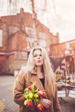 Öpücük şeklinde dudakları olan çekici bir sarışın.