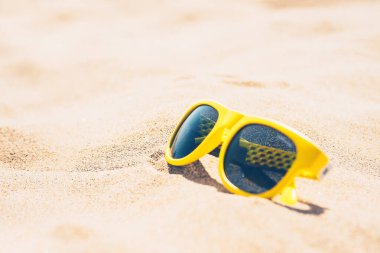 Turizm ve tatil köyü konsepti - güneş gözlüğü ve deniz plajı - rezervasyon zamanı