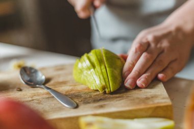 Ev yapımı armut, nar, kızılcık, ceviz, ıspanak ve peynir salatası hazırlayan köylü bir kızın elleri.
