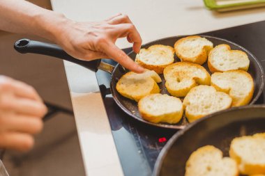 Beyaz krem peynirli balkabaklı sandviçler ve taze baget üzerine yeşil avokado - bruschetta yapmak için ev tarifi