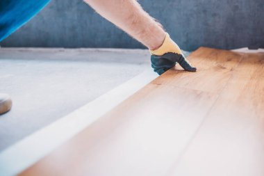 Profesyonel zemin döşeme - ahşap desenli yeni bir kaplama döşeme