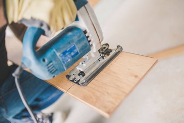 Kaplamaları elektrikli testere ile kesmek - marangozluk işi bitirirken