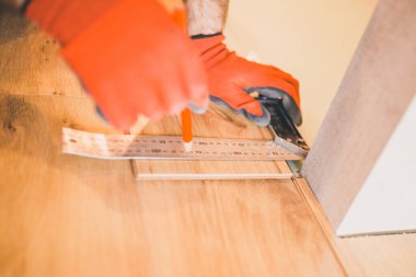 Teknolojik dengeleme açığını kapatmak için laminatın ölçümü ve işaretlenmesi