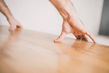 Bir işçi, profesyonel inşaat ve bitirme hizmetlerini lamine eder.