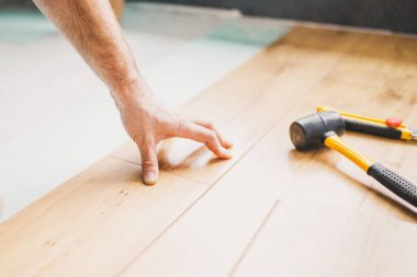 Evde işi bitirmek - yeni bir kaplama döşeme döşeme