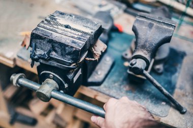 Marangozluk atölyesi - atölyede profesyonel bir araç - tezgahta demir mengene