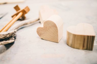 Marangozluk atölyesinde elle ahşap işleme - dekoratif ürünlerin el yapımı