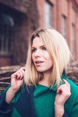 Ani bir sürpriz ve sevinç duygusu. Çekici, seksi bir sarışının yüzünde güçlü bir etki. Beklenmedik bir hediye.