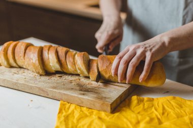Fast food restoranda peynirli ve domatesli taze ekmek yapıyor. 