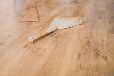 Yeni döşenmiş zemindeki aletler - yeni kaplanmış zemin