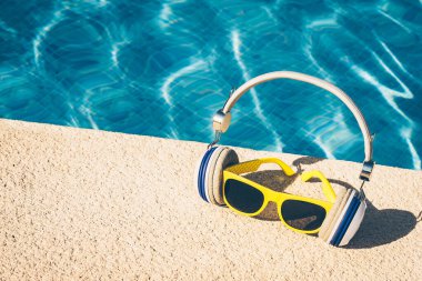 Deniz kenarında yaz tatili - şık plaj aksesuarları - güneş gözlüğü