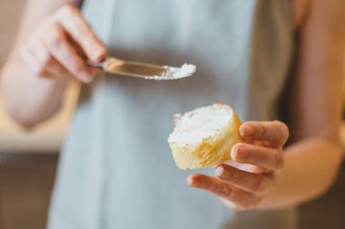 Avokado ile evde sandviç yapmak - İtalyan geleneksel bruschetta - sağlıklı organik gıda
