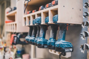 Marangozluk atölyesi - atölyede profesyonel bir araç - tornavida ve matkaplar