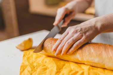 Avokado ile evde sandviç yapmak - İtalyan geleneksel bruschetta - sağlıklı organik gıda