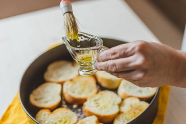 Ekmek doğrayan, sandviç yapan yaşlı kadınların ellerini kapat. Ev yemeği.