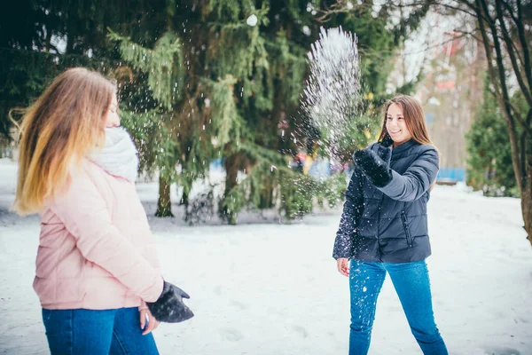 Winterspaß Wald Spiel Mit Schnee Mädchen Werfen Schneebälle — Stockfoto