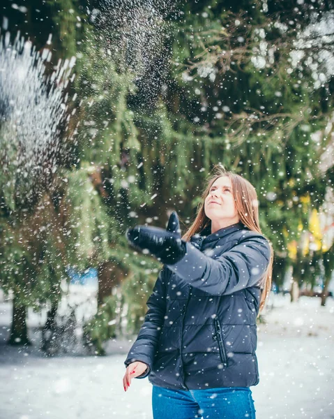 Junges Mädchen Froher Winterzeit Hat Spaß Und Genießt Wald Das — Stockfoto