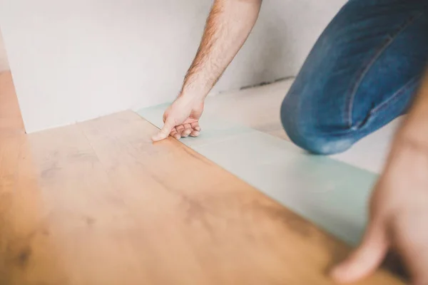 Byggaren Engagerad Att Lägga Laminat Rummet Reparations Och Efterbehandlingsarbeten — Stockfoto