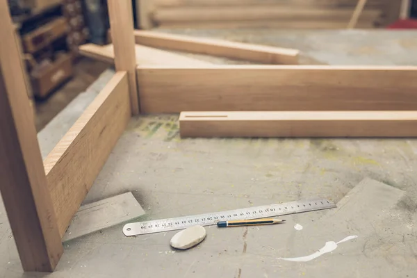 Laboratorio Falegnameria Processo Realizzazione Tavolo Legno Sul Banco Lavoro — Foto Stock