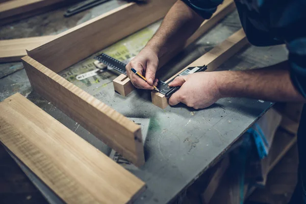 Laboratorio Falegnameria Processo Realizzazione Tavolo Legno Sul Banco Lavoro — Foto Stock