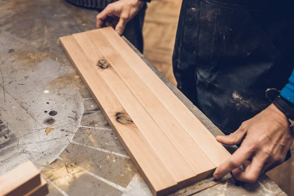 Taller Carpintería Proceso Hacer Una Mesa Madera Banco Trabajo —  Fotos de Stock