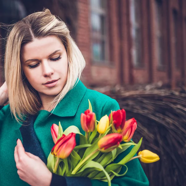 Internationaler Frauentag März Frauen Glück Und Blumen Schenken — Stockfoto