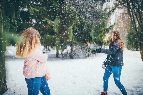 Chica Joven Día Invierno Bosque Lanza Una Bola Nieve Amigo —  Fotos de Stock