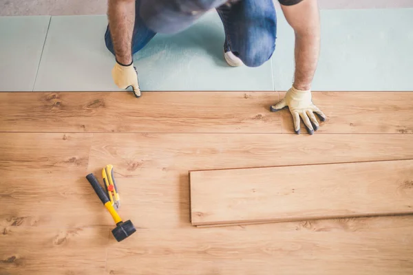 专业的地板安装 用木制图样铺设新的层压板 — 图库照片