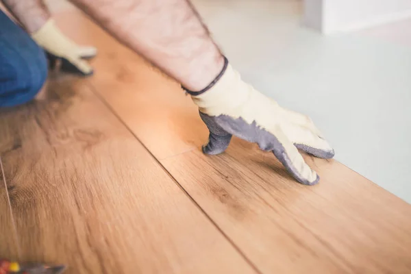 专业的地板安装 用木制图样铺设新的层压板 — 图库照片