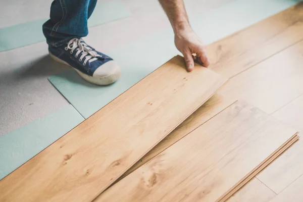 Trabajador Pone Laminado Servicios Profesionales Construcción Acabado — Foto de Stock