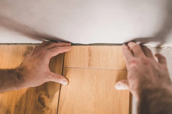 Byggaren Engagerad Att Lägga Laminat Rummet Reparations Och Efterbehandlingsarbeten — Stockfoto