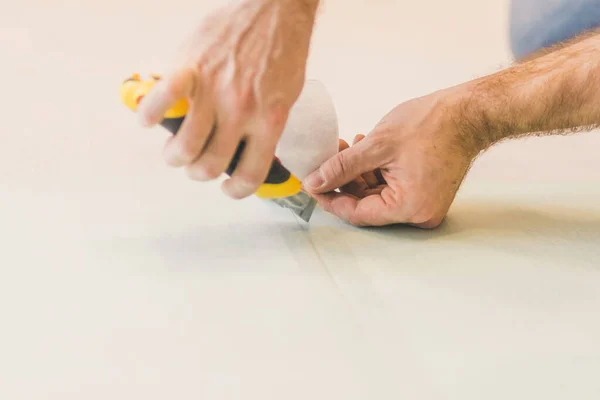 Hombre Europeo Que Trabaja Casa Sustrato Poliestireno Para Colocación Laminado — Foto de Stock