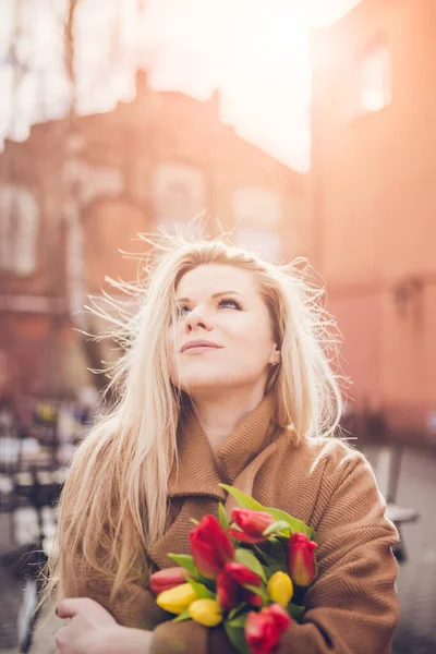 Russische Schönheit Slawischen Aussehens Den Strahlen Der Frühlingssonne — Stockfoto