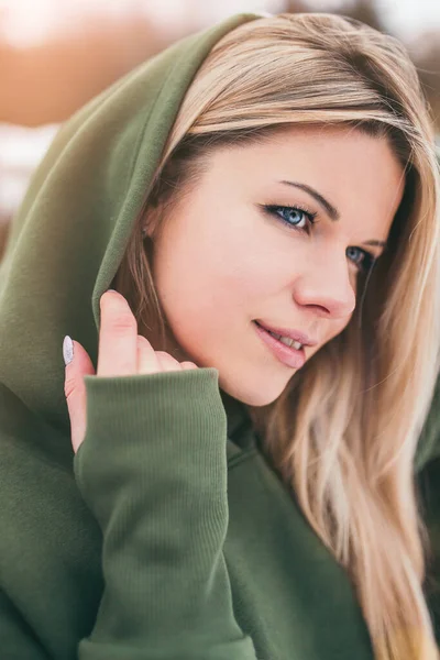 Skandinavische Blondine Winter Schneefall Porträt Eines Schönen Jungen Mädchens — Stockfoto