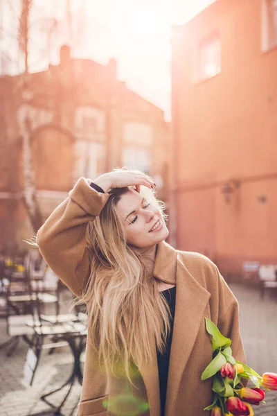 Attraktives Sexy Blondes Model Glättet Luxuriöse Blonde Haare Wind Sonniger — Stockfoto