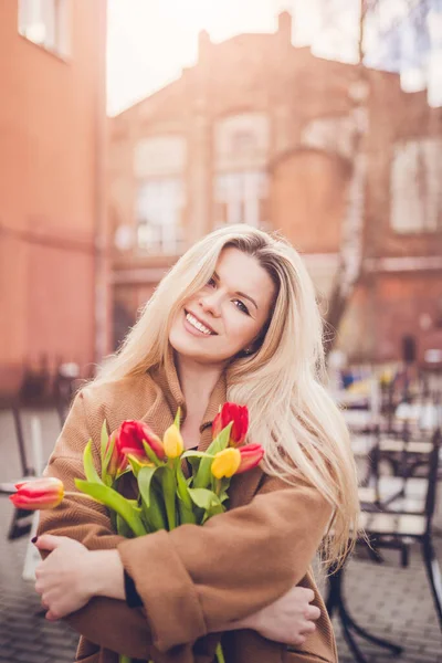 Skandinavische Blondine Frühling Mit Blumen Ein Attraktives Mädchen Freut Sich — Stockfoto
