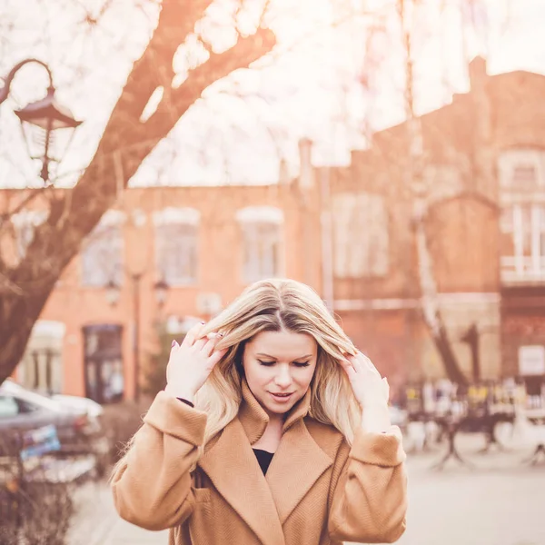 Scandinavisch Blond Schattig Aantrekkelijk Meisje Straat Modieuze Elegante Kleding — Stockfoto