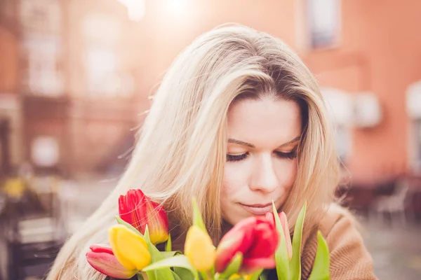 Skandinavische Blondine Frühling Mit Blumen Ein Attraktives Mädchen Freut Sich — Stockfoto