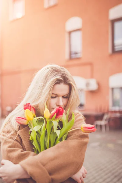 Attraktive Blondine Mit Einem Strauß Duftender Frühlingsblumen — Stockfoto