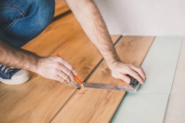 Profesyonel döşeme kurulumu - ana kesim için lamine panel işaretler