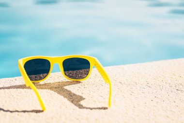 Havuz kenarı çizgisi - arkaplandaki temiz su - boşluğu kopyala