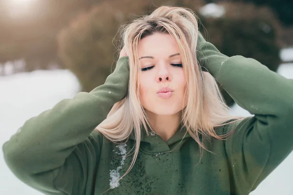 Natürliche Blonde Skandinavische Erscheinung Schwedin Winter Auf Der Straße Macht — Stockfoto