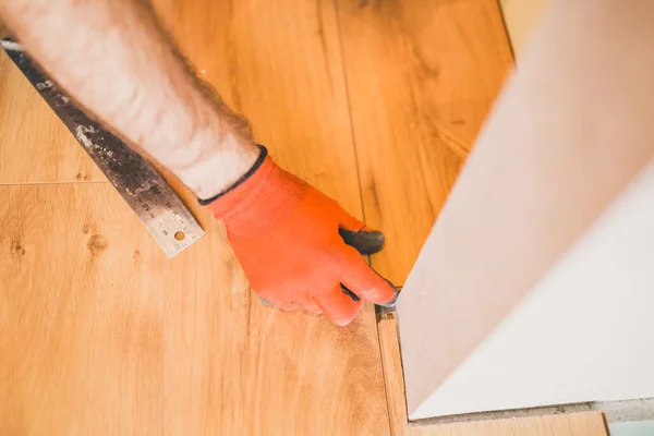 Trabajador Instala Suelo Laminado Durante Trabajo Acabado — Foto de Stock