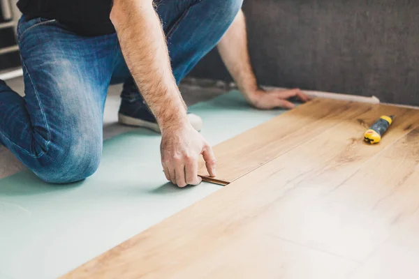 Flooring Technology Laying Floating Laminate Floor Eco Friendly Finishing Material — Stock Photo, Image